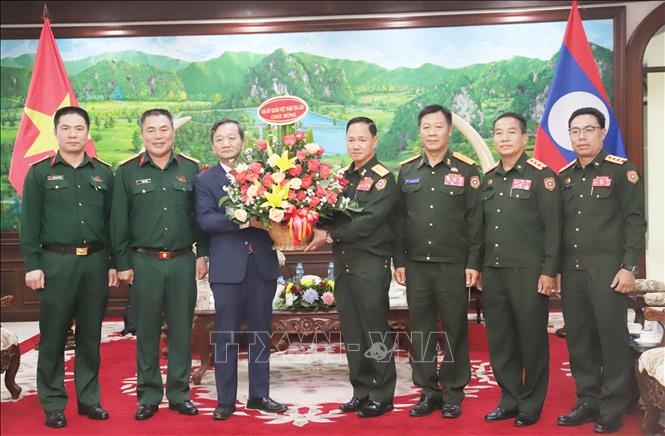 Đại sứ Nguyễn Minh Tâm chúc mừng Bộ trưởng Bộ Quốc phòng Lào