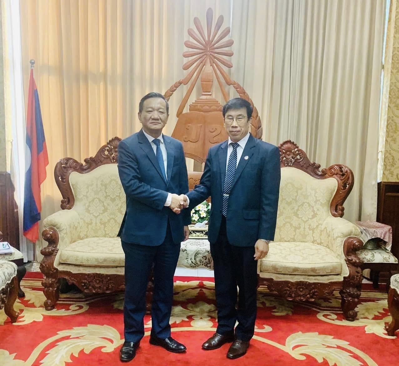 Đại sứ Nguyễn Minh Tâm đến thăm trường Đại học Quốc gia Lào