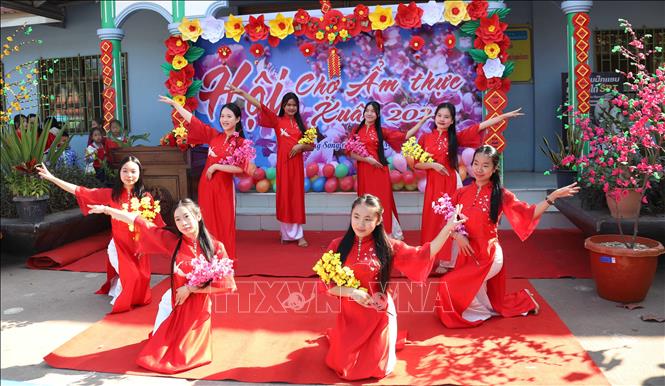 Trường song ngữ Lào-Việt Nam Nguyễn Du tổ chức Hội chợ Ẩm thực Xuân 2025