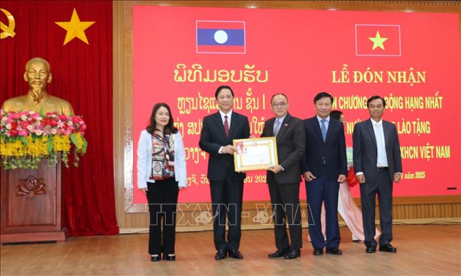 Quảng Trị nhận Huân chương Lao động hạng Nhất của Chủ tịch nước CHDCND Lào