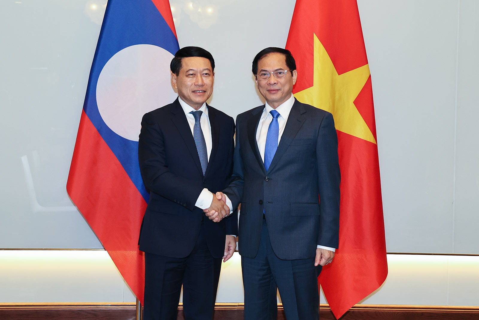 Phó Thủ tướng Bùi Thanh Sơn làm việc với Phó Thủ tướng Lào