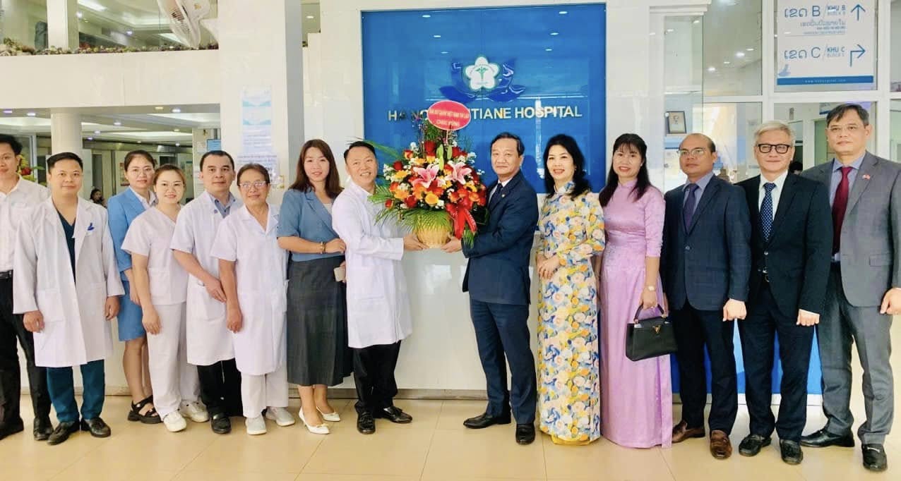 Đại sứ quán Việt Nam tại Lào thăm và chúc mừng Bệnh viện Hà Nội – Viêng Chăn nhân kỷ niệm 70 năm Ngày Thầy thuốc Việt Nam