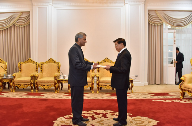 Chủ tịch nước Lào tiếp nhận Quốc thư của 12 Đại sứ và trao quyết định bổ nhiệm Đại sứ Lào tại nước ngoài
