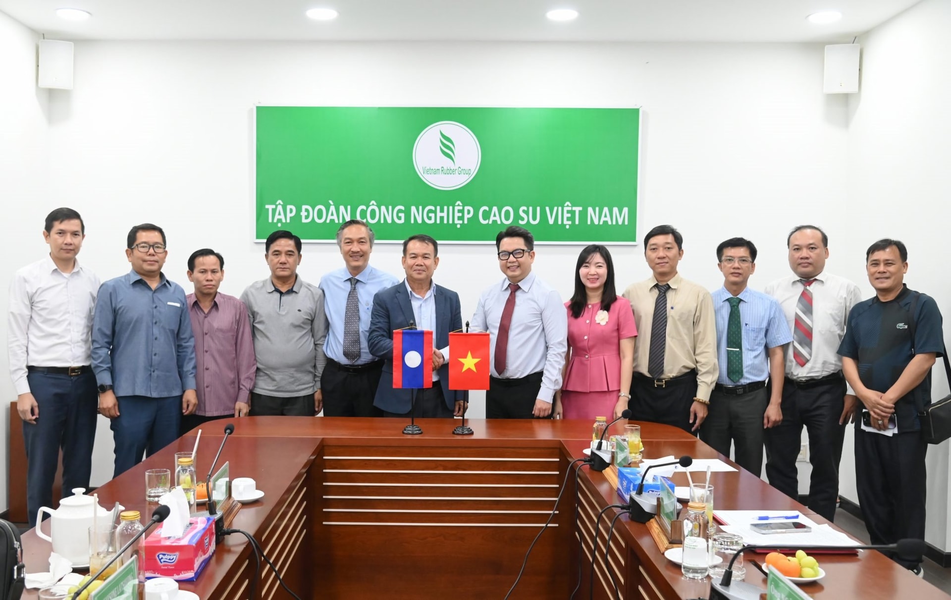 Lãnh đạo tỉnh Champasak thăm và làm việc với Tập đoàn Công nghiệp Cao su Việt Nam