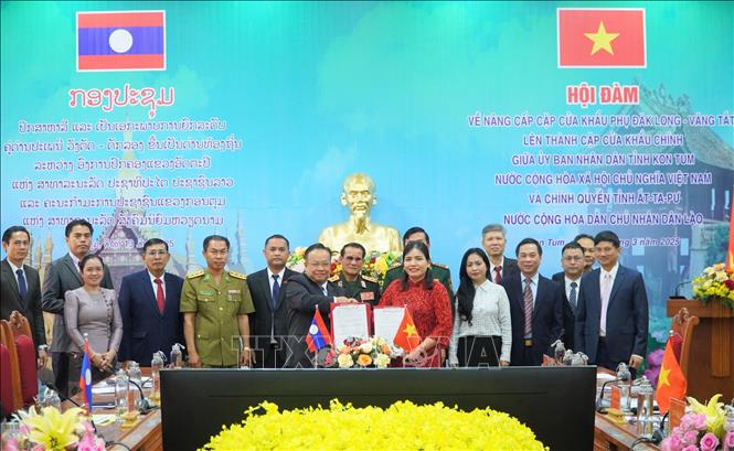 Tỉnh Kon Tum và Attapeu hội đàm về nâng cấp cặp cửa khẩu phụ Đắk Long – Văng Tắt