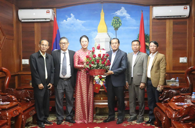 Tổng Lãnh sự quán Việt Nam tại Savannakhet chúc mừng Đảng ủy, Lãnh đạo tỉnh Khammouane nhân kỷ niệm 70 năm thành lập Đảng