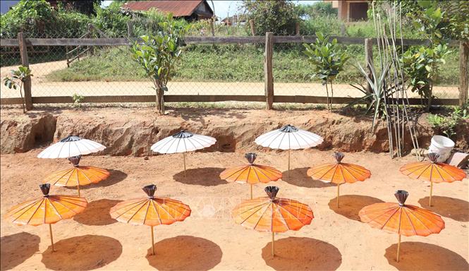 Gìn giữ và phát triển nghề làm ô giấy tại Lào