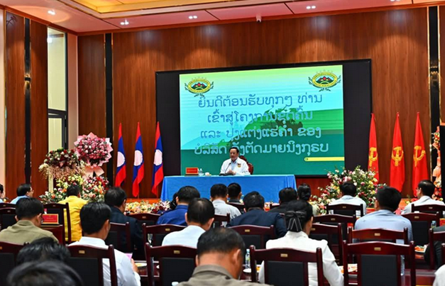 Thủ tướng Lào đề nghị Tập đoàn Khoáng sản Vang Tat đóng góp nhiều hơn nữa cho sự phát triển của địa phương
