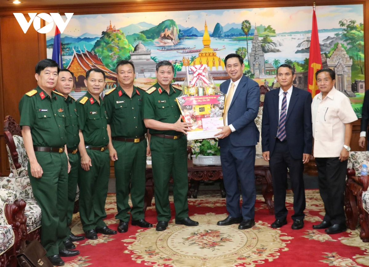 tư lệnh quân khu 5 chúc tết bunpimay tại lào hình ảnh 2 tu lenh quan khu 5 chuc tet bunpimay tai lao hinh anh 2