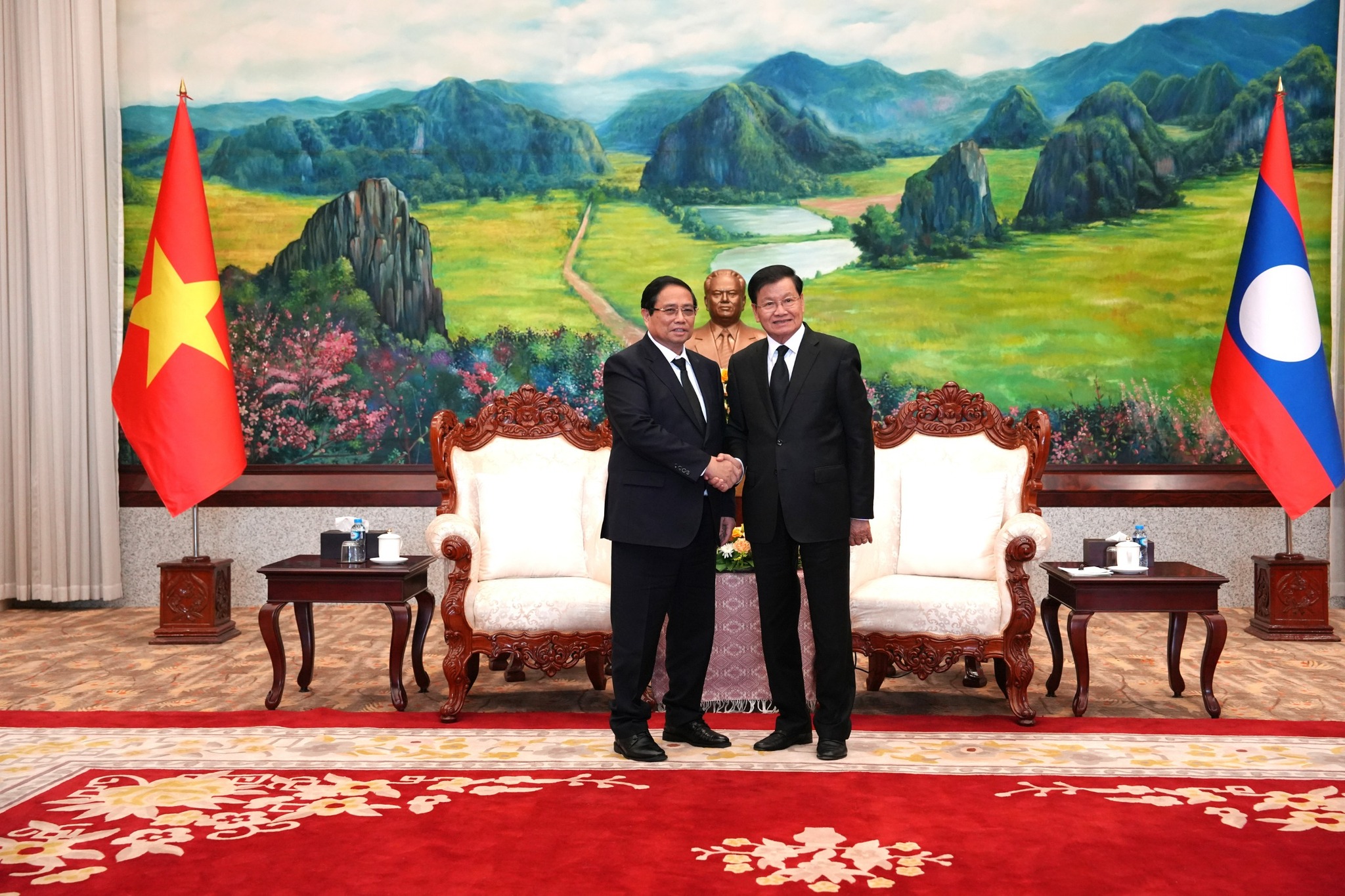 Thủ tướng Phạm Minh Chính gặp lãnh đạo Lào