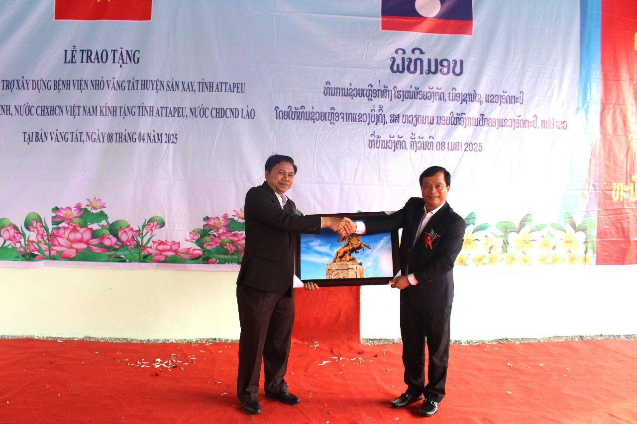 Tỉnh Bình Định trao tặng kinh phí xây dựng bệnh viện cho tỉnh Attapeu