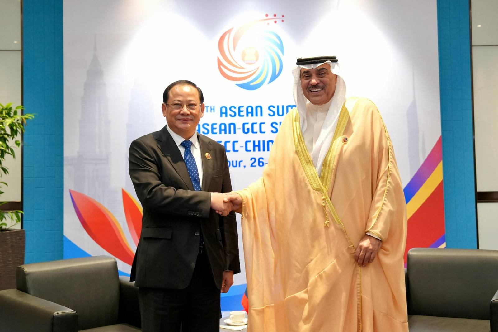 Thủ tướng Lào Sonexay Siphandone gặpThái tử Kuwait tại Hội nghị Cấp cao ASEAN 46