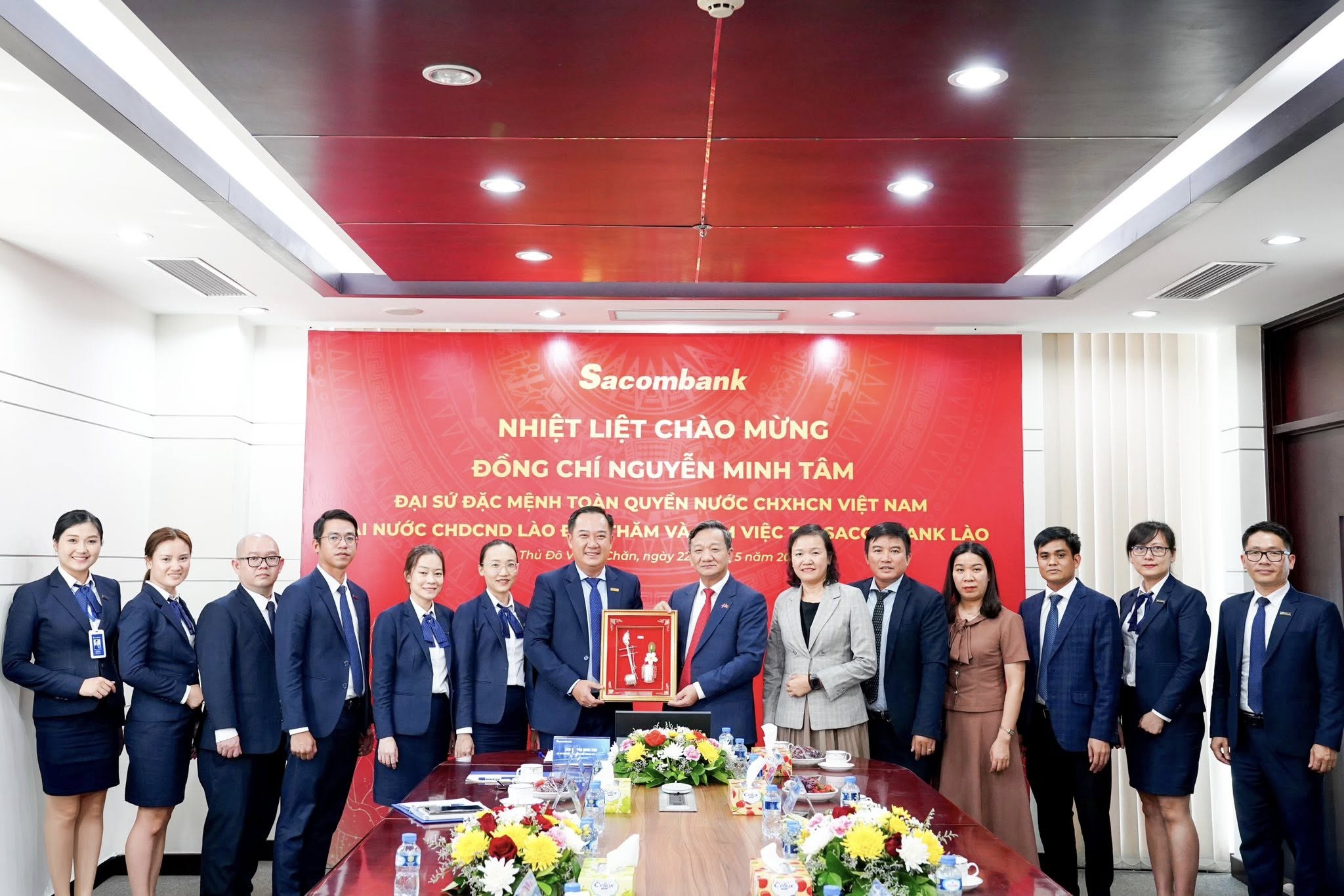 Đại sứ Việt Nam tại Lào thăm và làm việc với Sacombank Lào