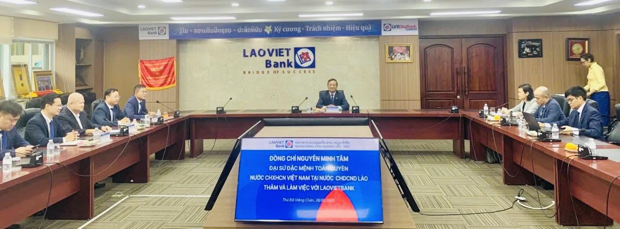 Đại sứ Nguyễn Minh Tâm thăm và làm việc với LaoVietbank và SHB Lào