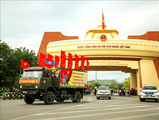 Đón nhận hài cốt liệt sĩ quân tình nguyện và chuyên gia Việt Nam hy sinh tại Lào về nước