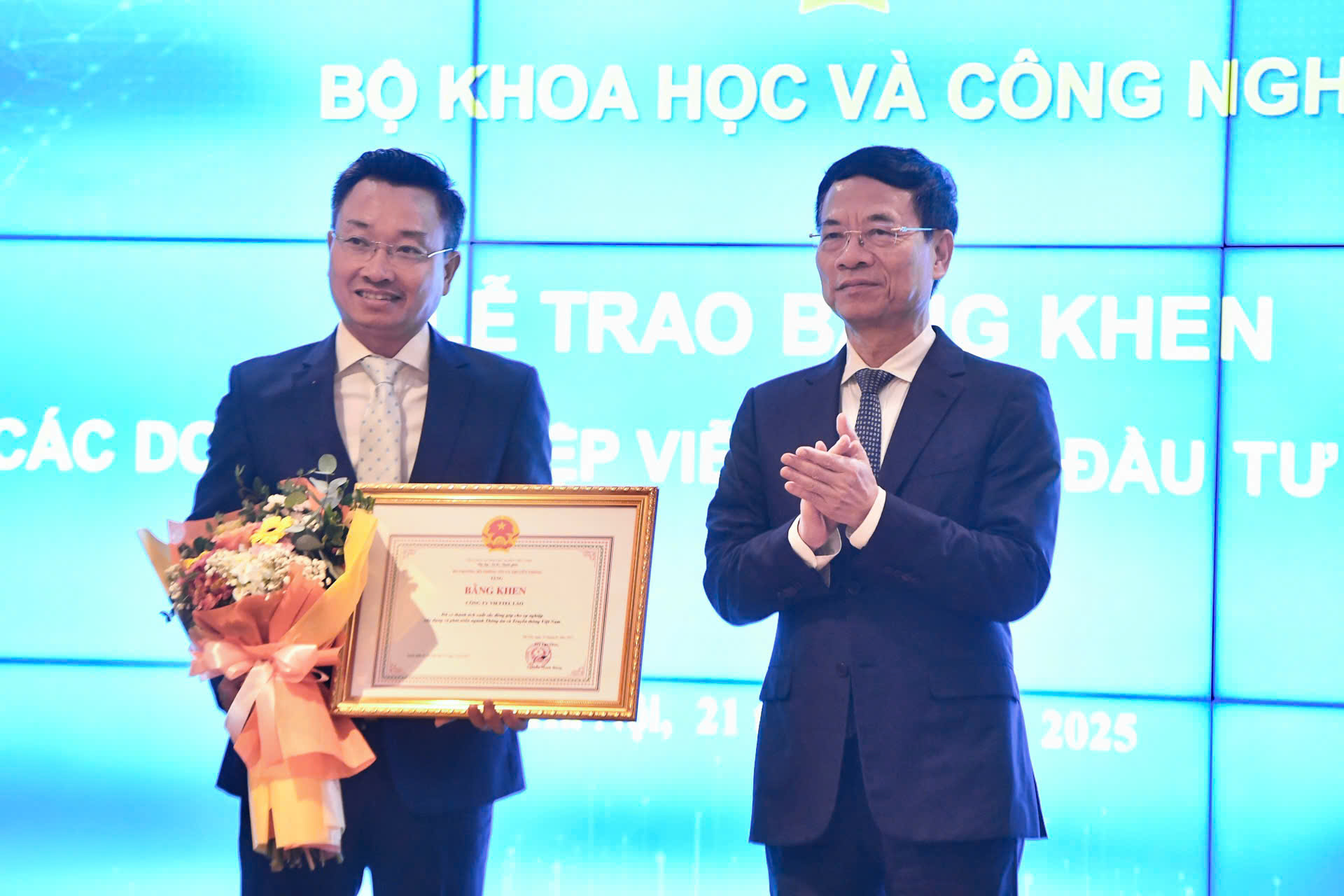 Công ty Star Telecom (Unitel) nhận bằng khen từ Bộ Khoa học và Công nghệ Việt Nam