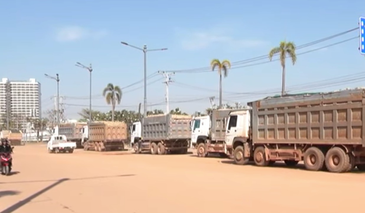 Thủ đô Viêng Chăn yêu cầu giảm 20% tải trọng xe tải trong mùa mưa