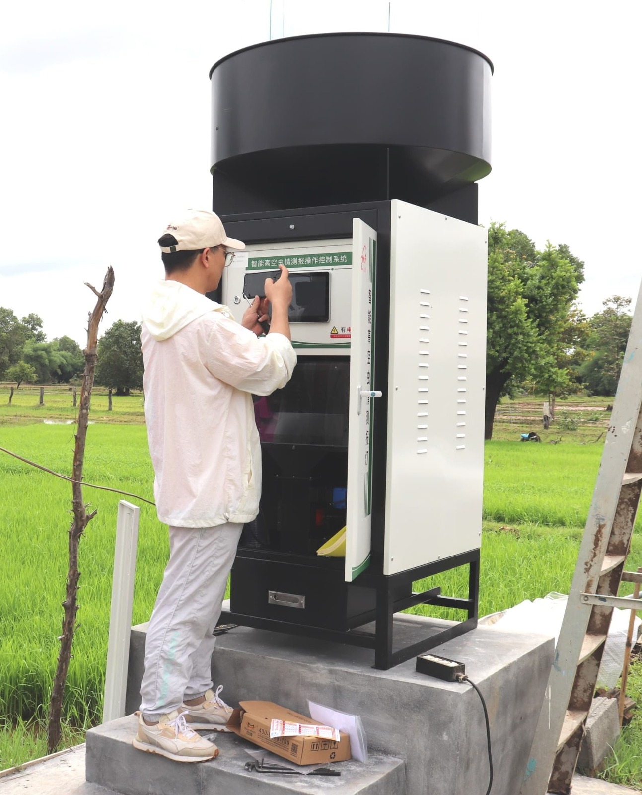 Lào – Trung lắp đặt bẫy ánh sáng theo dõi sâu bệnh tại Champasak