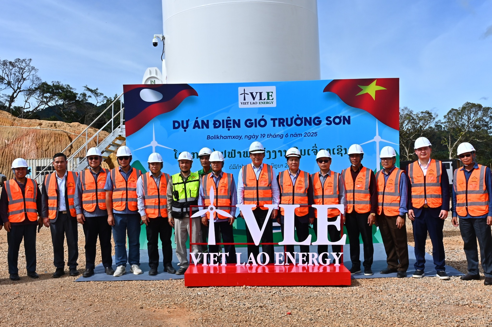 Thủ tướng Lào thăm huyện Xay Champhon, thúc đẩy dự án điện gió và hỗ trợ người dân