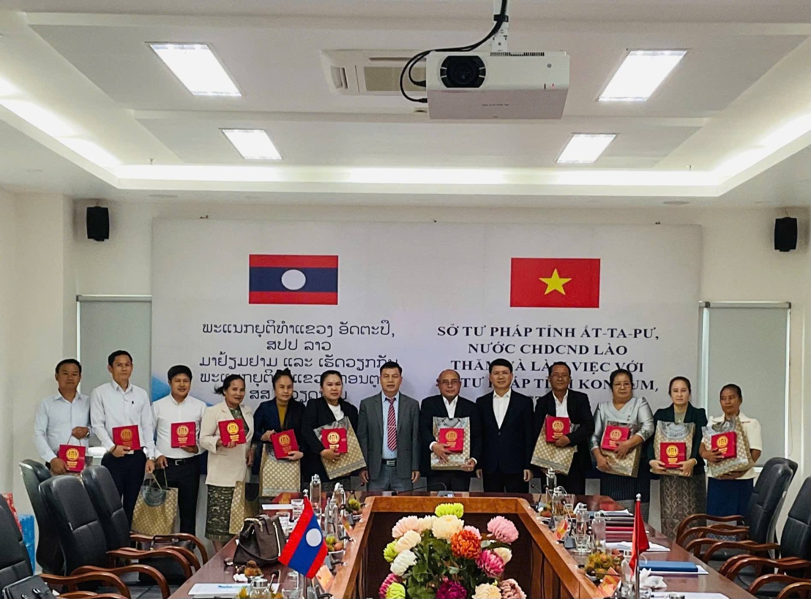 Attapeu và Kon Tum tăng cường phối hợp công tác tư pháp