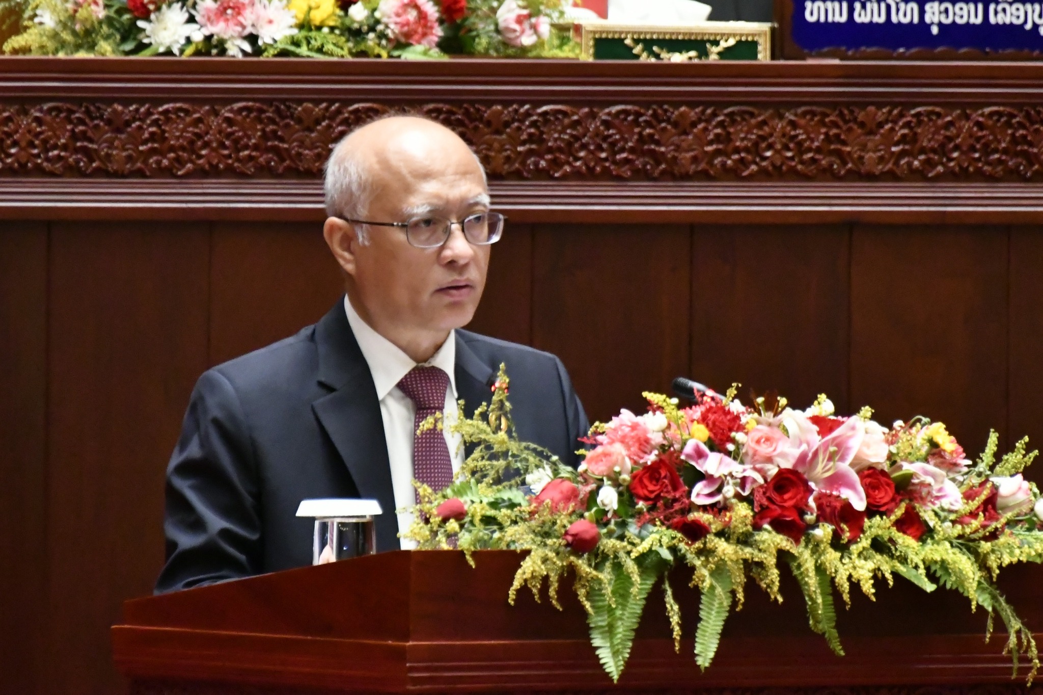Bộ Công chính và Vận tải Lào đề xuất thu phí xe tải nặng để sửa chữa và nâng cấp đường sá