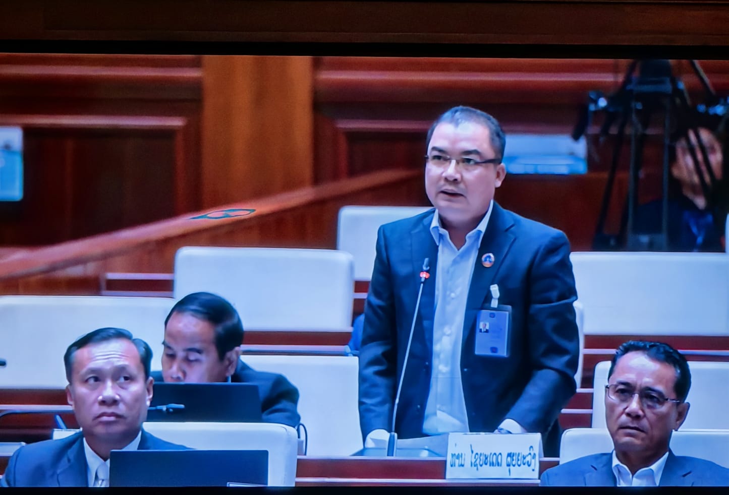 Đại biểu Quốc hội Lào: Cải cách doanh nghiệp nhà nước phải bắt đầu từ việc ” thắt lưng buộc bụng”