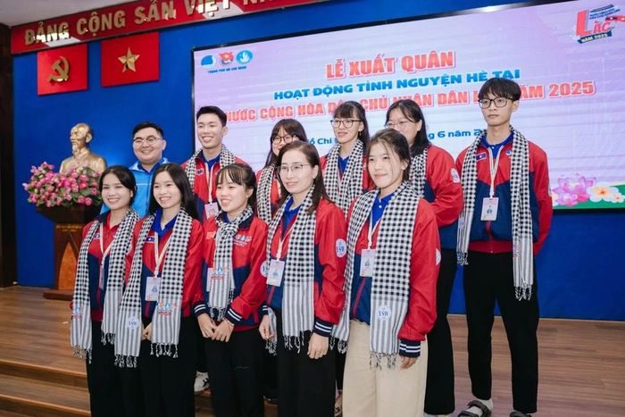 Hơn 100 chiến sĩ tình nguyện TPHCM xuất quân sang Lào