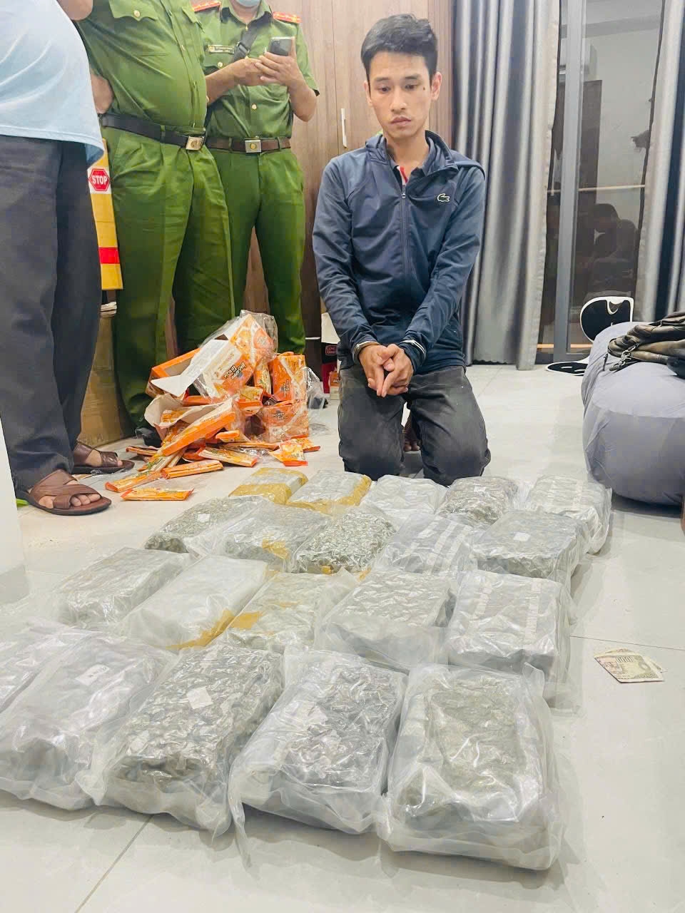 hai quan triet pha duong day van chuyen ma tuy, thu giu 30 kg can sa hinh anh 2