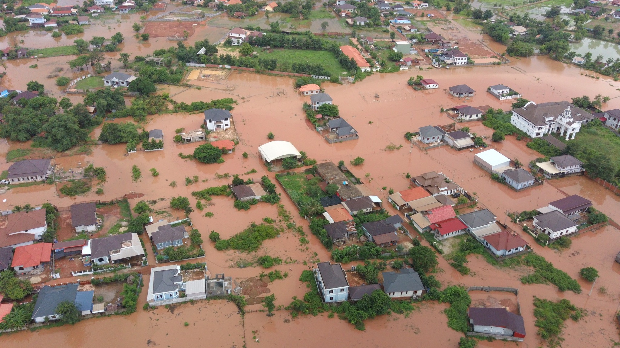 Viêng Chăn ngập úng nghiêm trọng sau mưa lớn, người dân kêu gọi giải pháp lâu dài