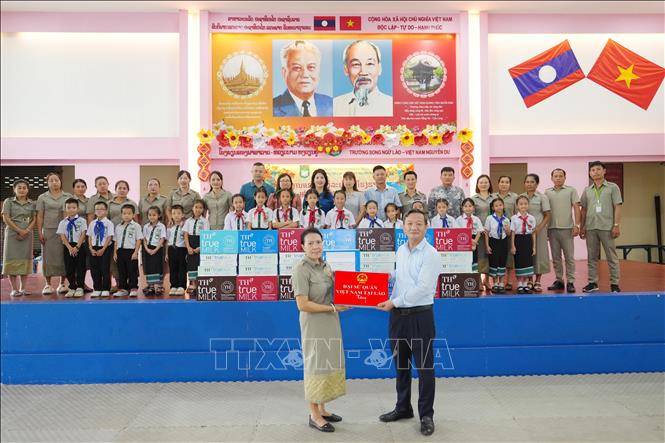 Đại sứ Nguyễn Minh Tâm thăm và tặng quà học sinh, bệnh nhân tại Lào