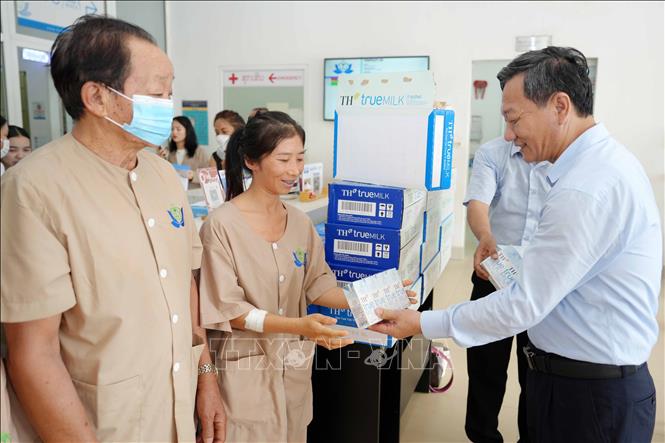 Đại sứ Nguyễn Minh Tâm thăm và tặng quà học sinh, bệnh nhân tại Lào