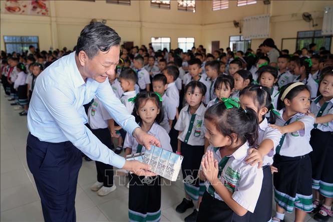 Đại sứ Nguyễn Minh Tâm thăm và tặng quà học sinh, bệnh nhân tại Lào