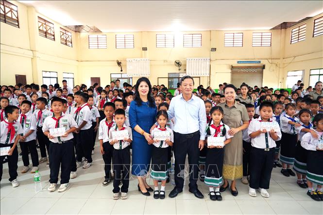 Đại sứ Nguyễn Minh Tâm thăm và tặng quà học sinh, bệnh nhân tại Lào