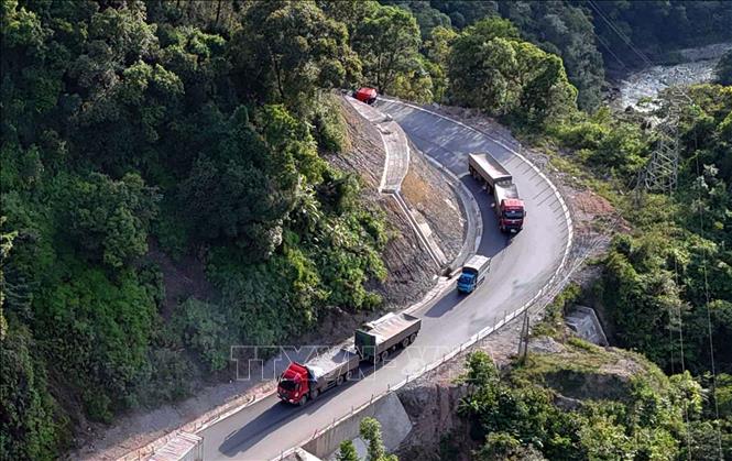 Lỗ hổng trong quản lý, kiểm soát xe ‘hai khúc’ biển số Lào