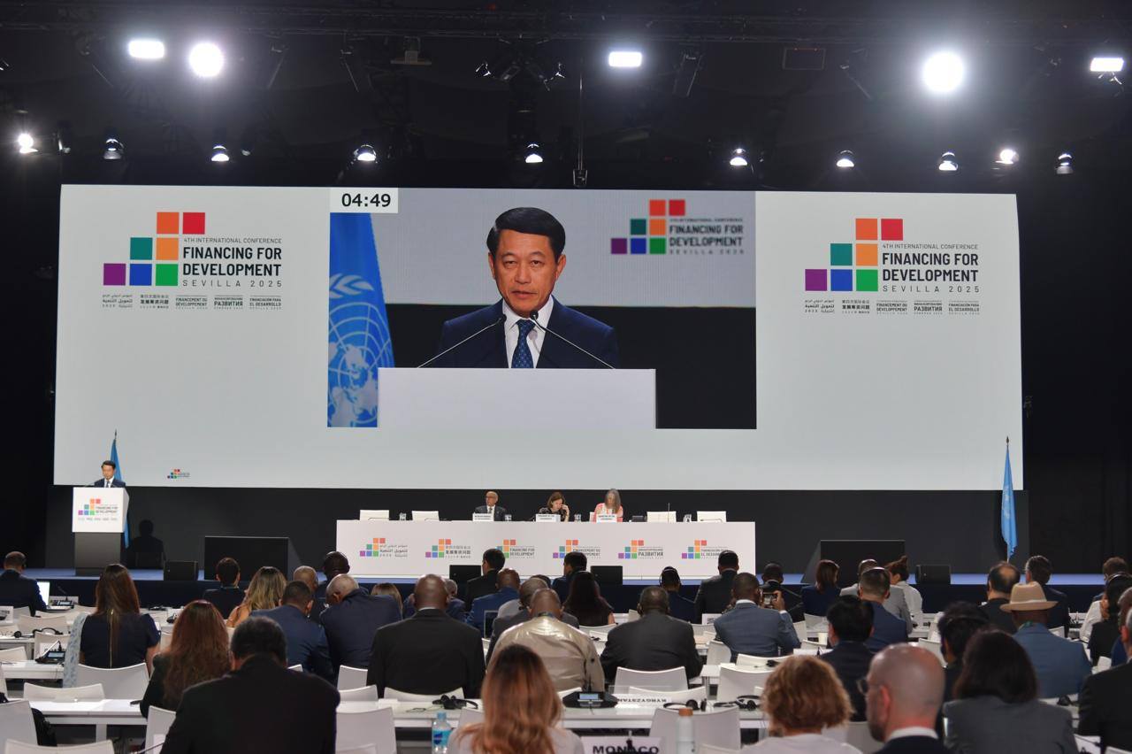 Phó Thủ tướng Lào dự Hội nghị quốc tế lần thứ tư về Tài chính cho phát triển tại Tây Ban Nha