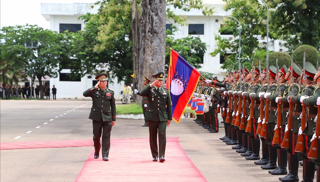 Tư lệnh Lực lượng Quốc phòng Thái Lan thăm và làm việc chính thức tại Lào