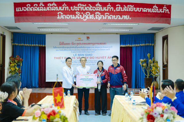 Người dân Lào xúc động khi được hỗ trợ hàng trăm thiết bị y tế kịp thời- Ảnh 2. Người dân Lào xúc động khi được hỗ trợ hàng trăm thiết bị y tế kịp thời- Ảnh 2.