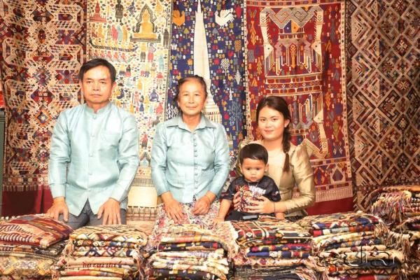 Nghề dệt lụa giúp phụ nữ Lào thoát nghèo, vươn lên làm kinh tế