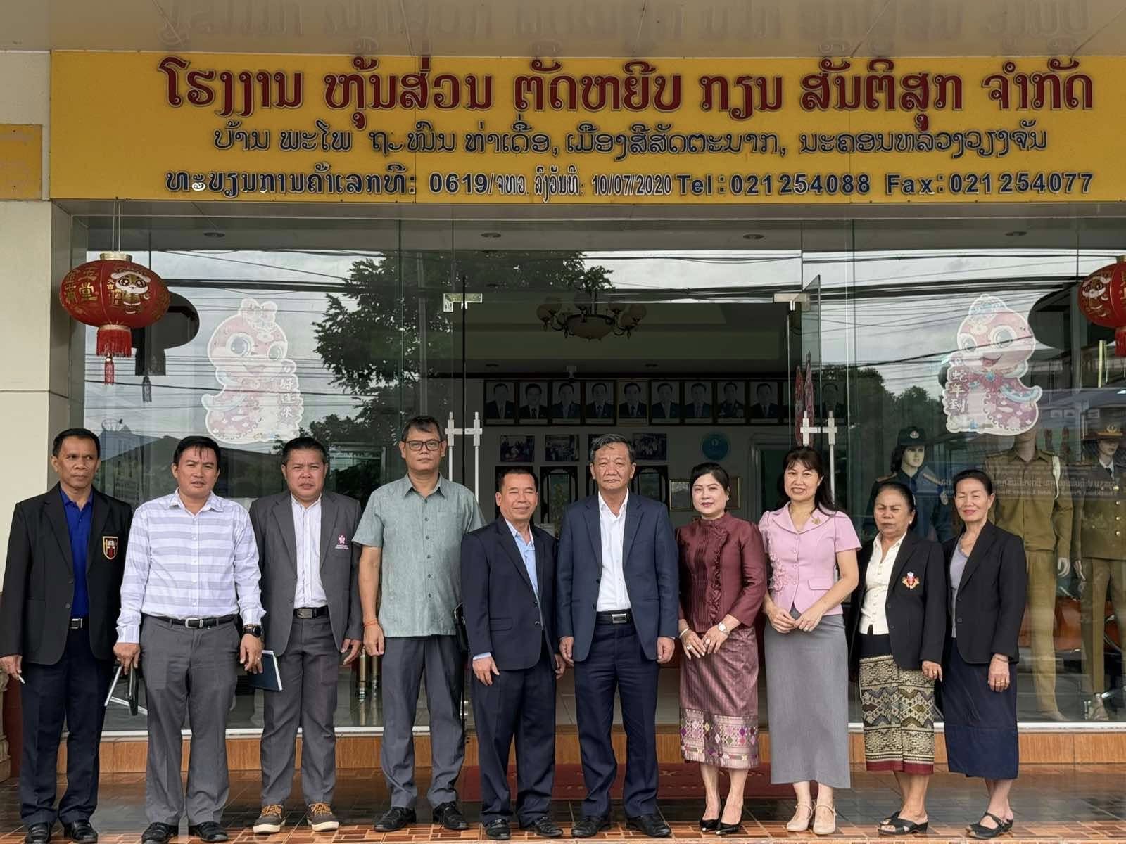 Đại sứ Nguyễn Minh Tâm thăm Công ty may mặc Kien Santisouk