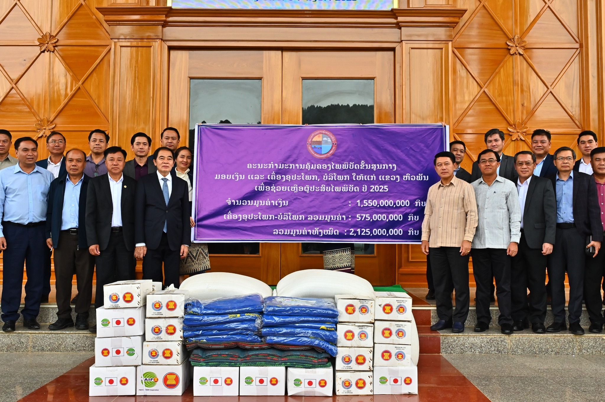 Phó Thủ tướng Lào thăm và hỗ trợ người dân bị thiên tai tại tỉnh Huaphan