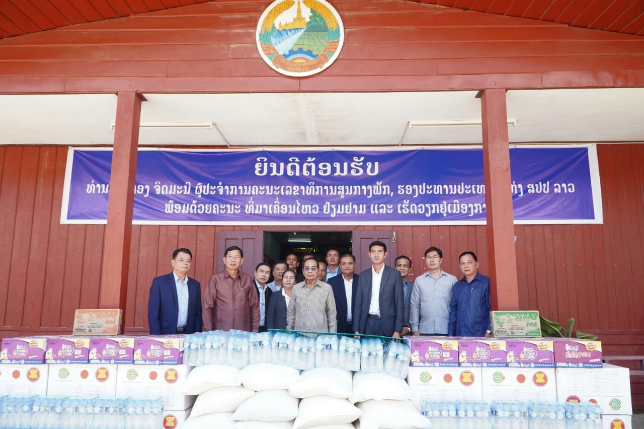Phó Chủ tịch nước Lào trao hơn 350 triệu Kip hỗ trợ huyện Kasi khắc phục hậu quả lũ lụt