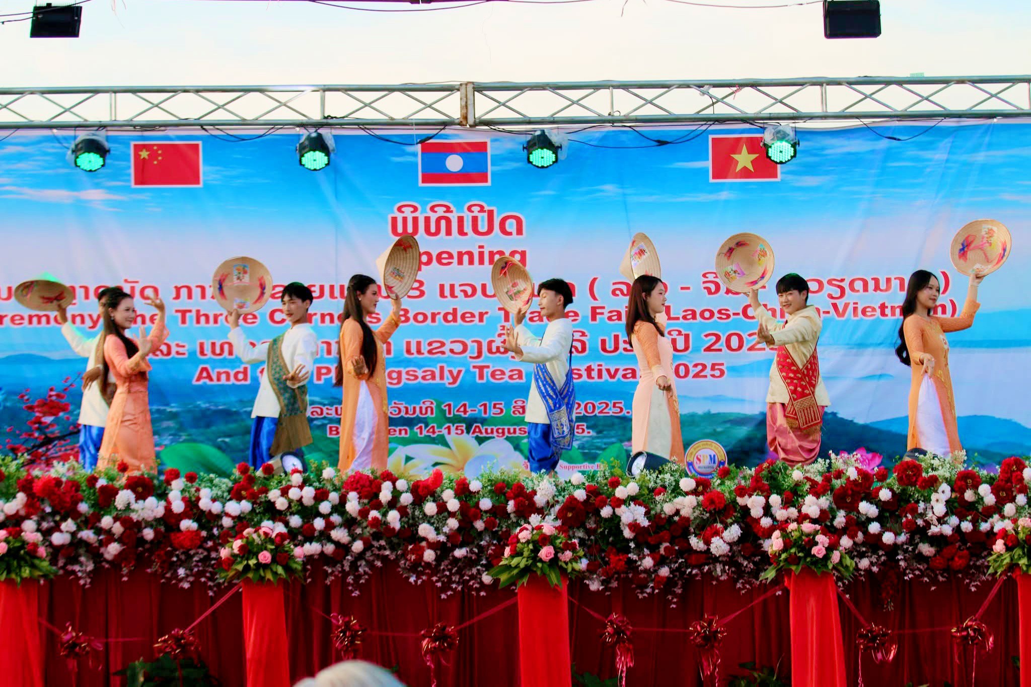 Phongsaly khai mạc Hội chợ biên giới và Lễ hội Trà 2025