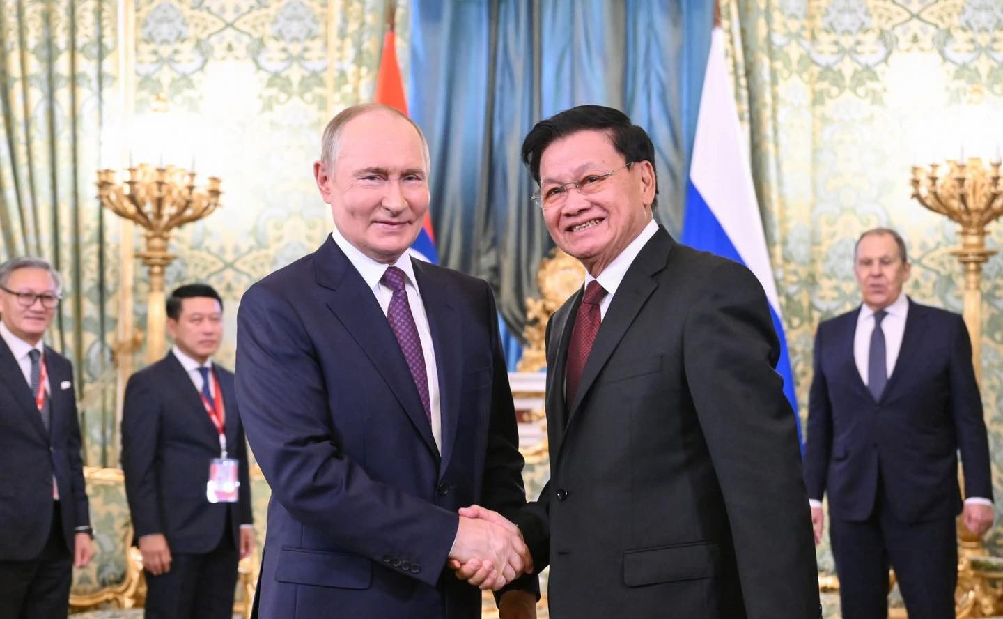 Lào tặng Nga cặp voi nhân kỷ niệm 65 năm thiết lập quan hệ ngoại giao