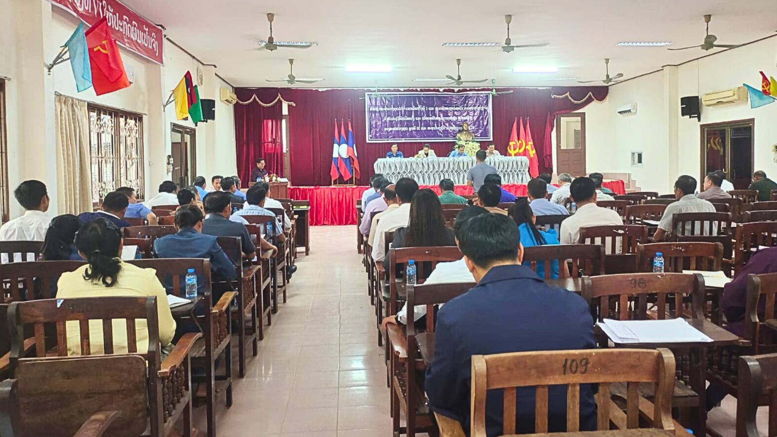 Người dân Pakngum nêu lo ngại về tình trạng học sinh bỏ học và giá điện tăng