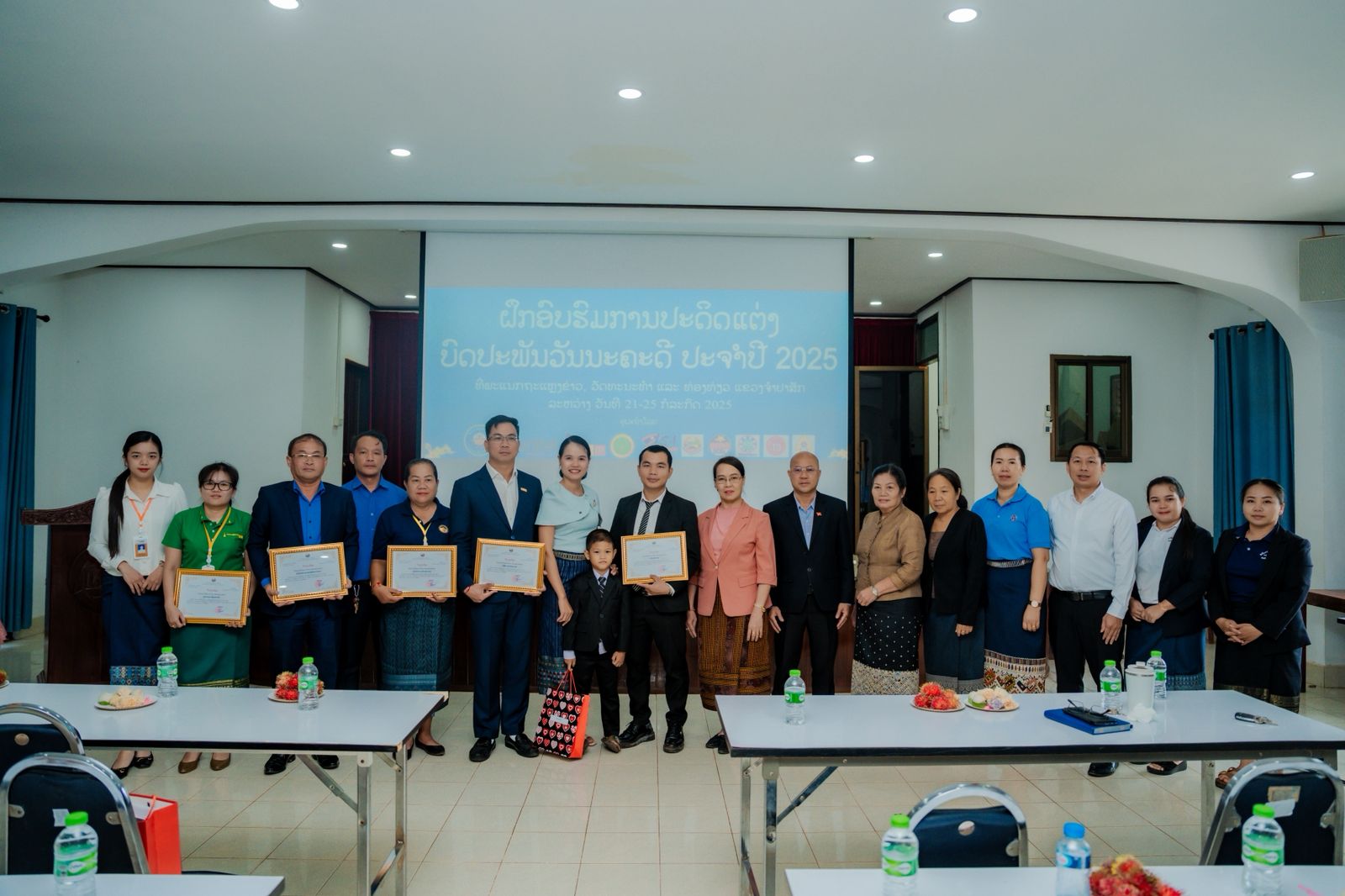 Bộ Văn hóa và Du lịch Lào trao Bằng khen cho Công ty Unitel