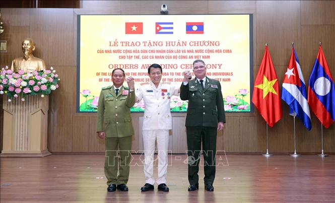 Những phần thưởng cao quý tô thắm mối quan hệ Việt Nam – Lào – Cuba