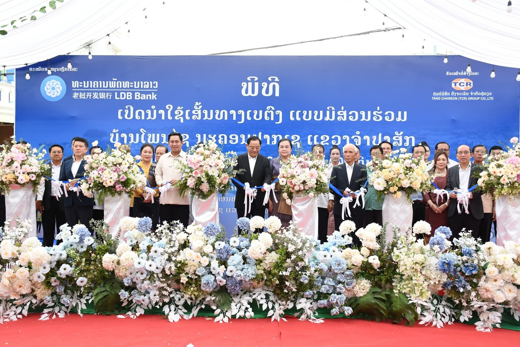 Thủ tướng Sonexay Siphandone dự lễ khánh thành các tuyến đường bê tông mới tại Pakse