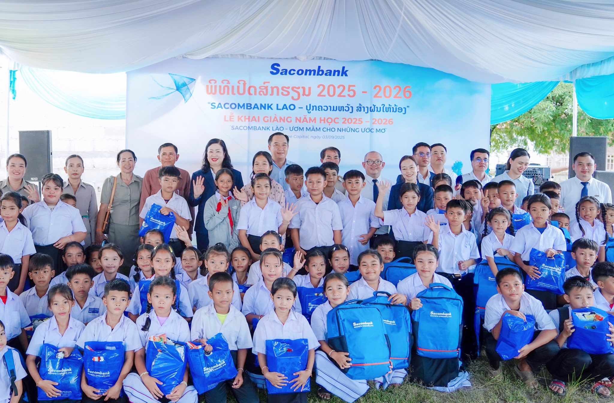 Sacombank Lào trao tặng quà và học bổng, đồng hành cùng học sinh Lào trong năm học mới 2025–2026