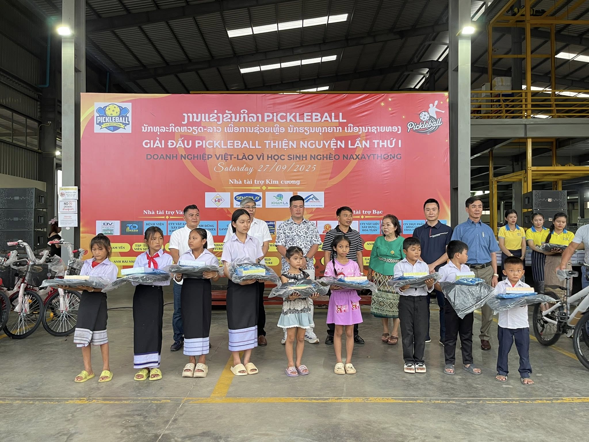 Cộng đồng người Việt lan tỏa yêu thương từ Giải Pickleball thiện nguyện tại huyện Naxaithong