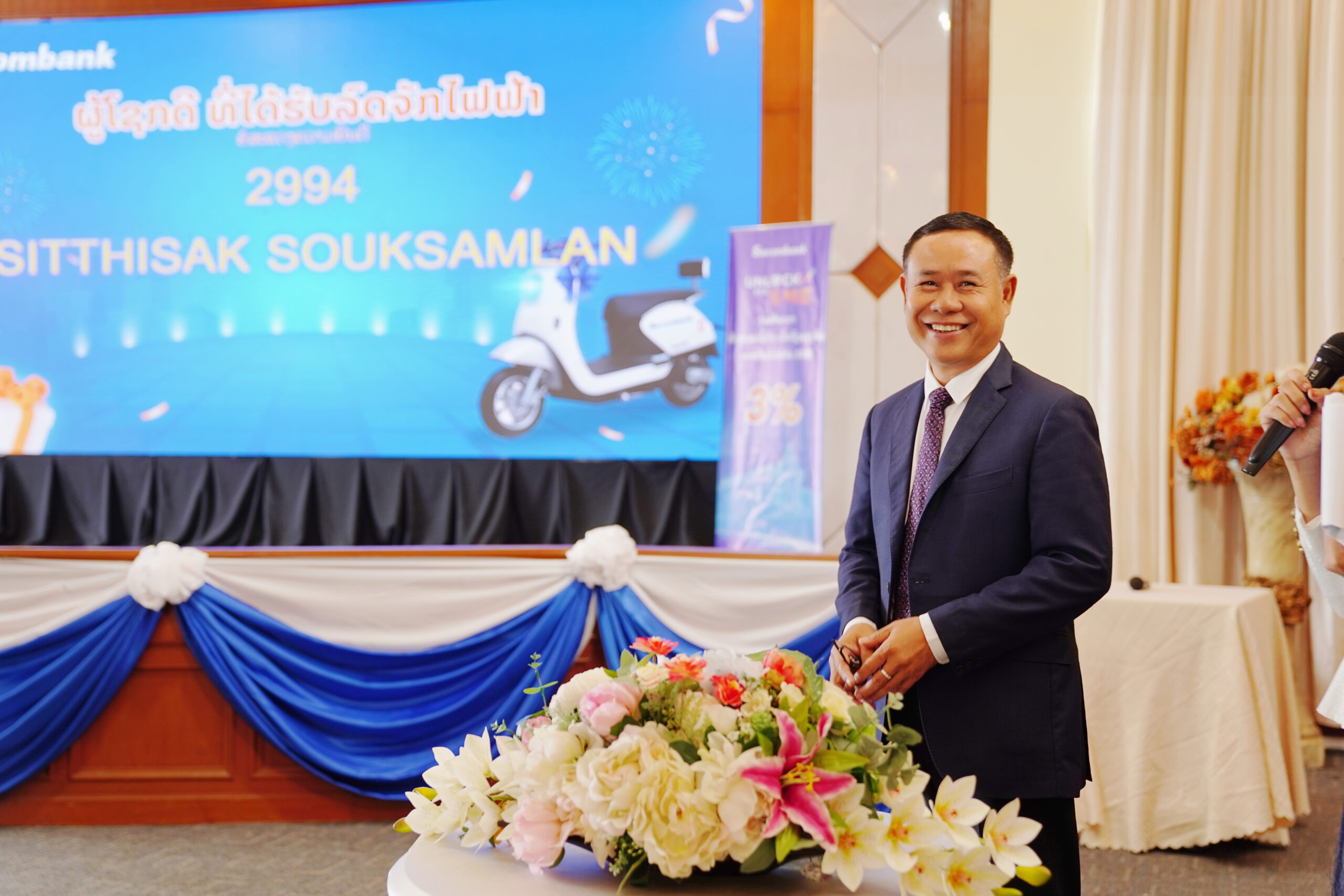 Hàng loạt quà tặng giá trị đến tay khách hàng gửi tiền tại Sacombank Lào